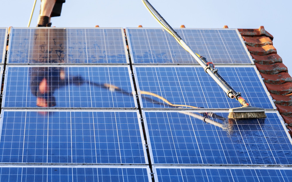 solar panel roof cleaning