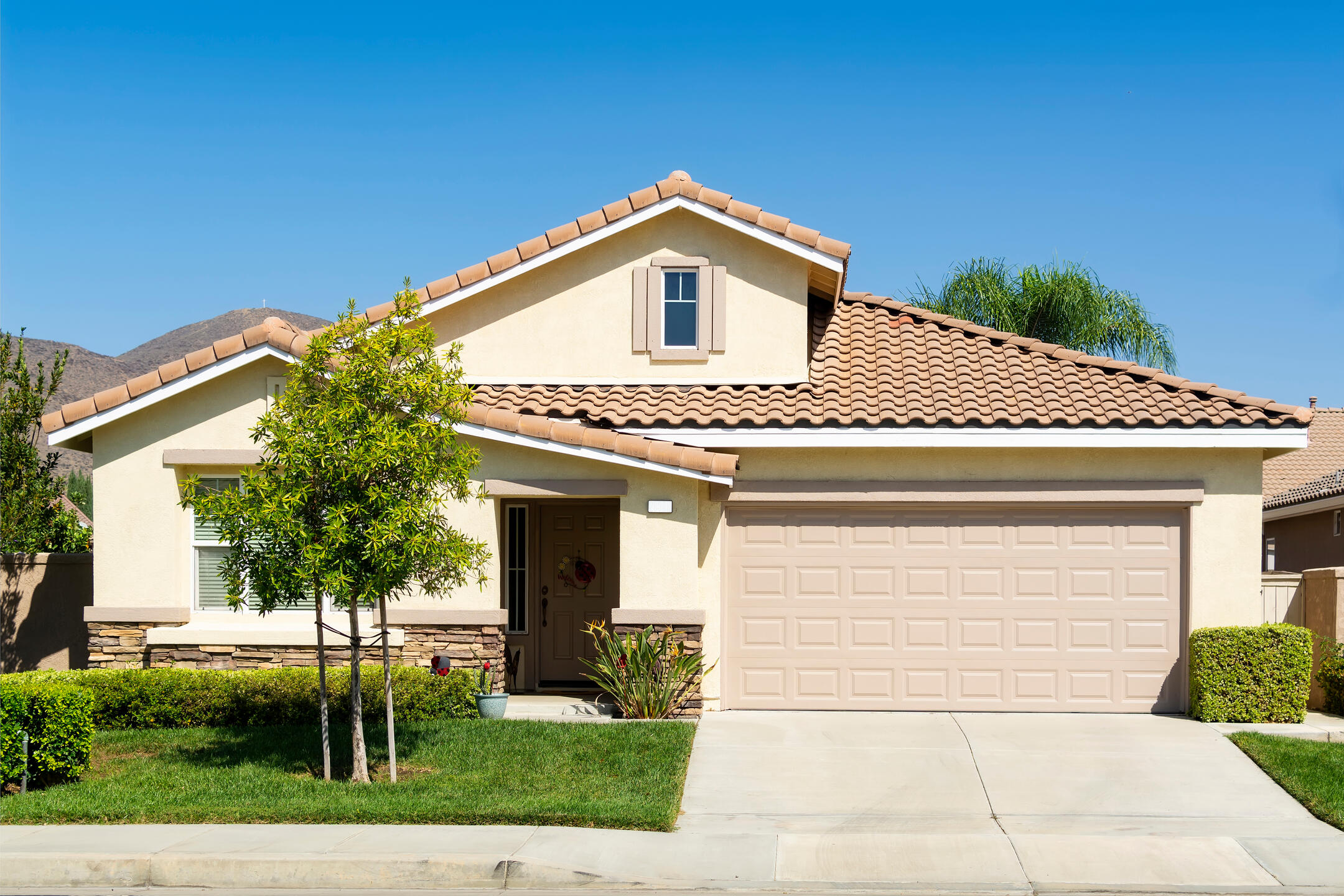 house and roof color combinations-beige house with brown roofing