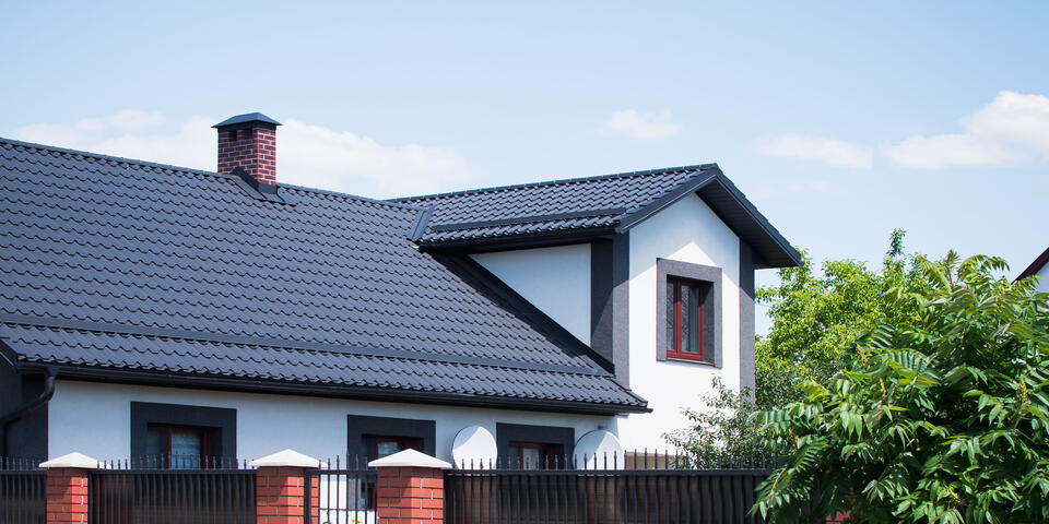 house and roof color combinations-white house with black roofing