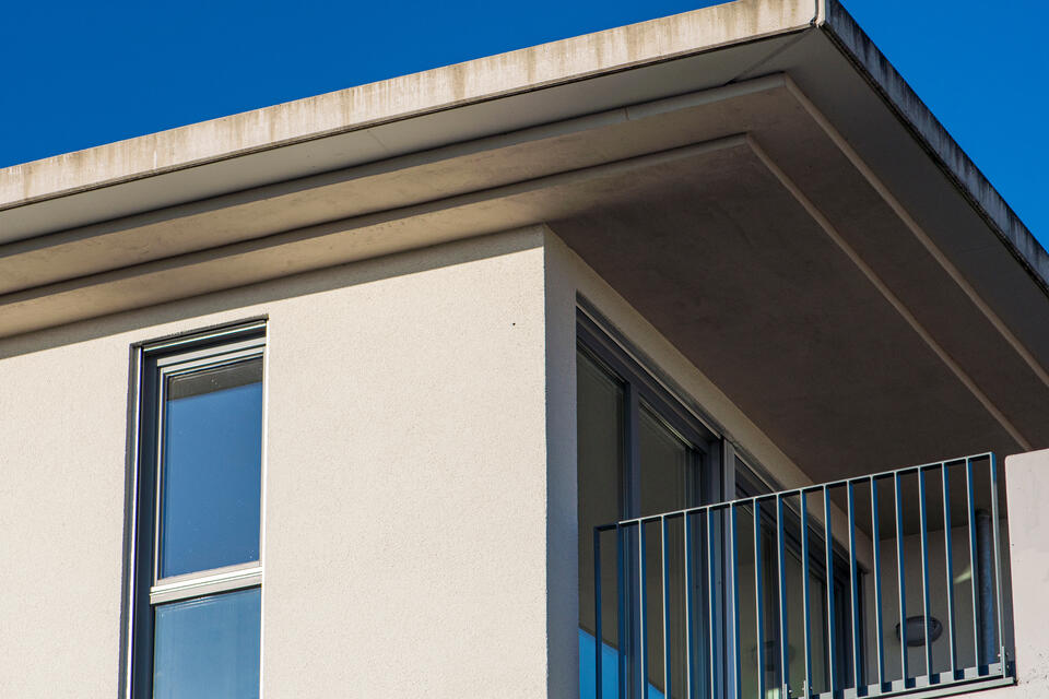 roof overhang-enclosed roof overhang on a home